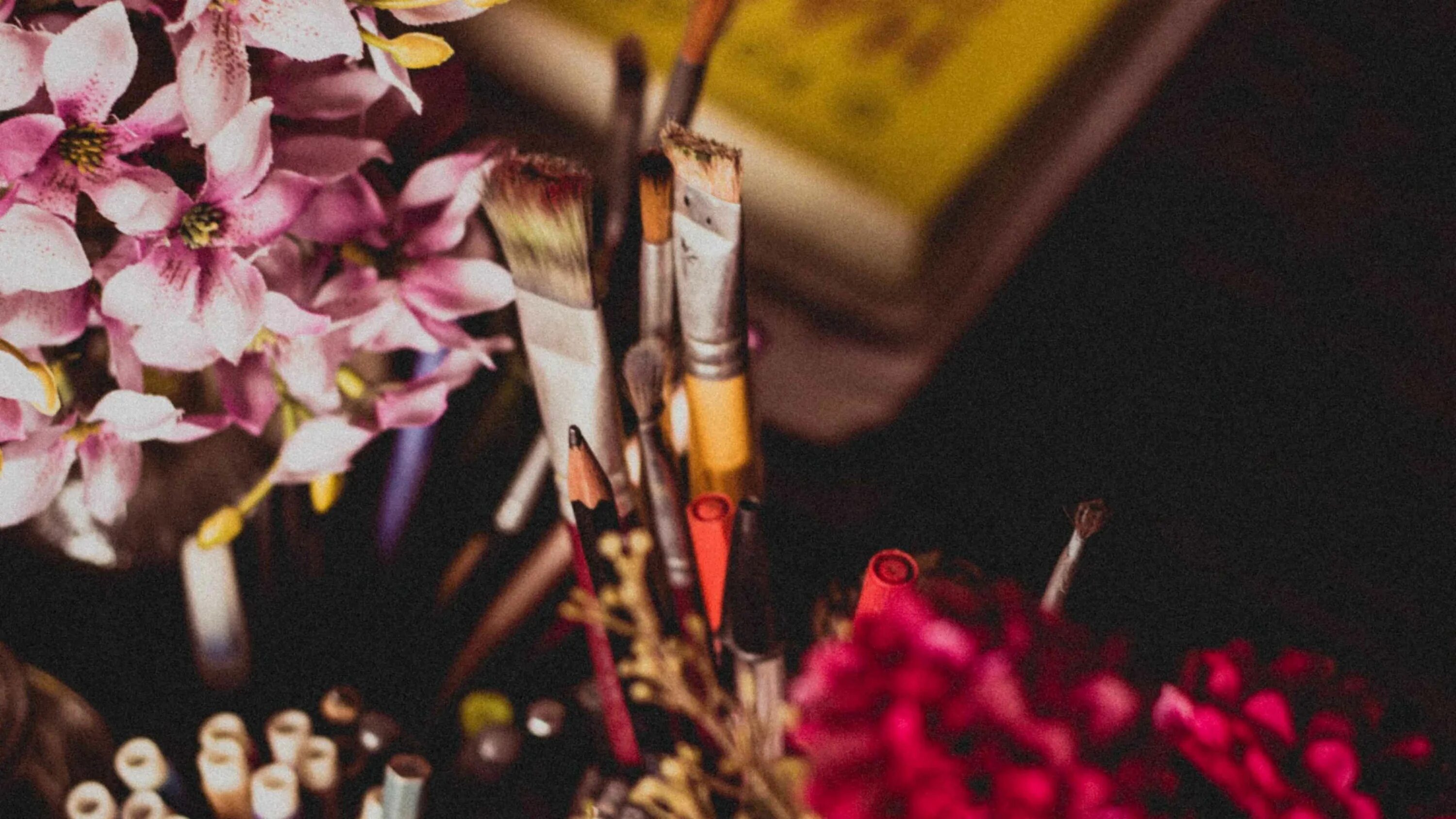Радужные краски. Цветы кисти краски. Цветы кисти краски. Кисти и краски. Букет из кисточек для рисования.