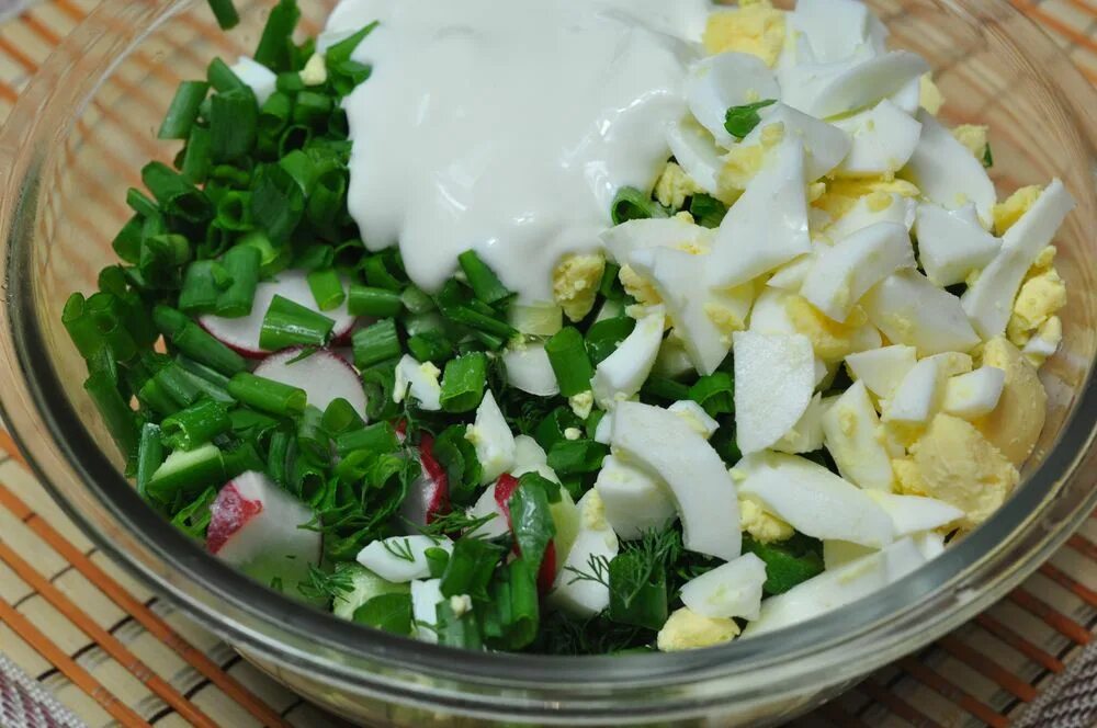 Салат редиска яйцо зеленый лук майонез. Салат с редиской и яйцом. Салат с редиской и яйцом и зелёным луком. Салат из редиски с яйцом и зеленым луком. Салат с редиской и огурцом и яйцом.