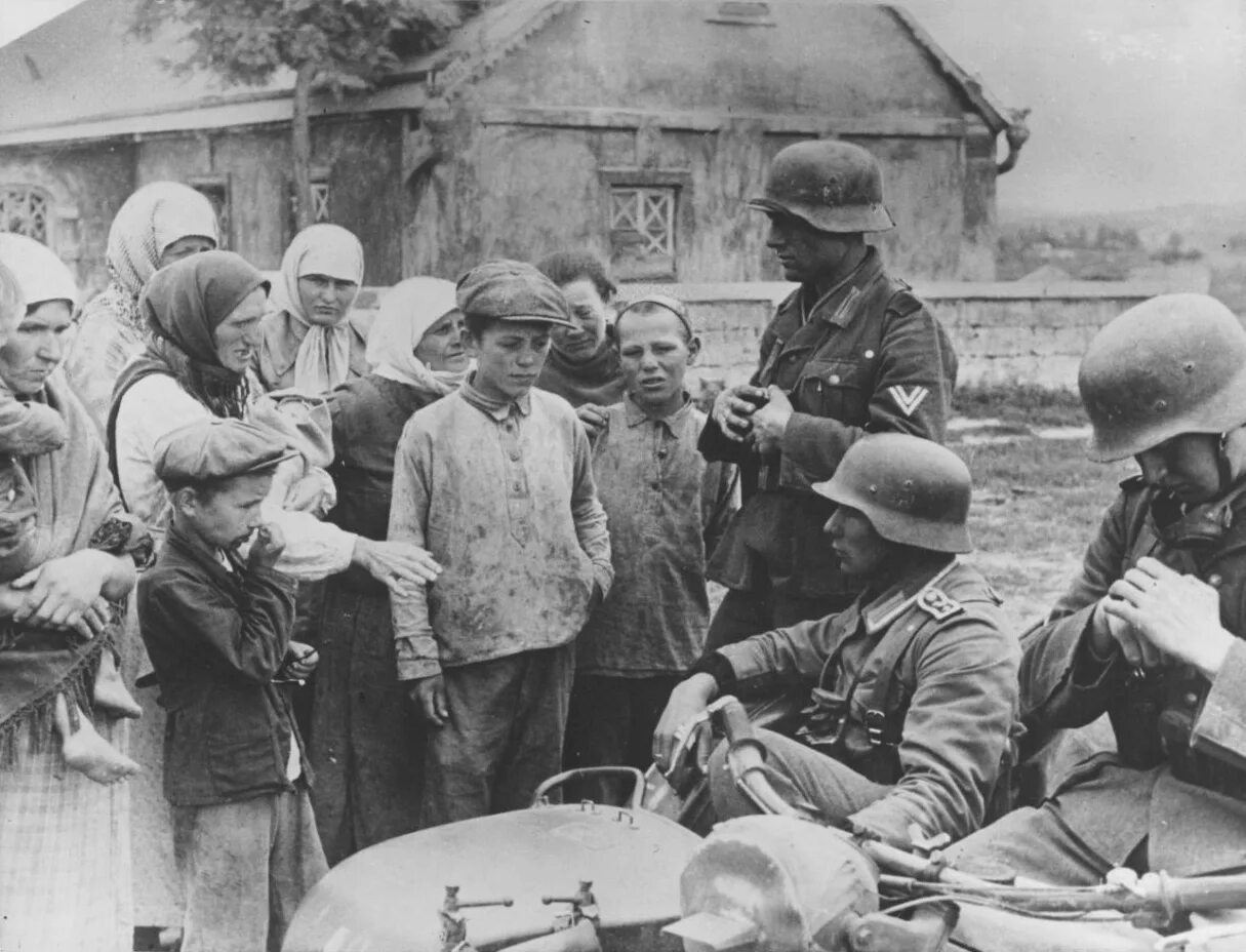 Солдаты вермахта в Советской деревне. Вопрос во время великой отечественной войны