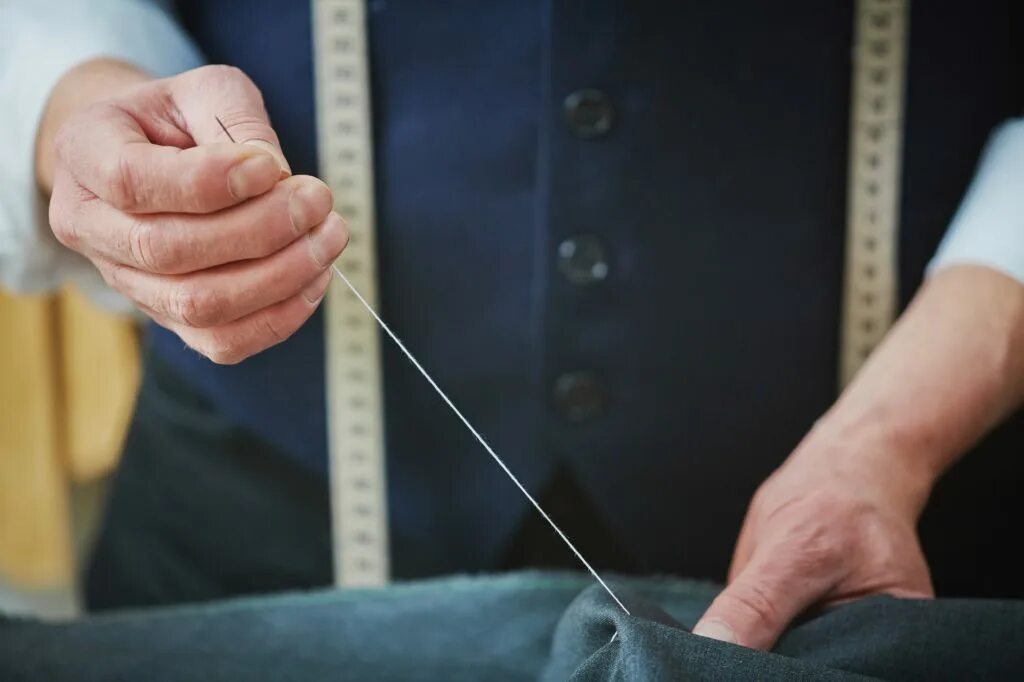 Прошить человека. A Tailor who Sews a seam. Sew clothes with a Needle.
