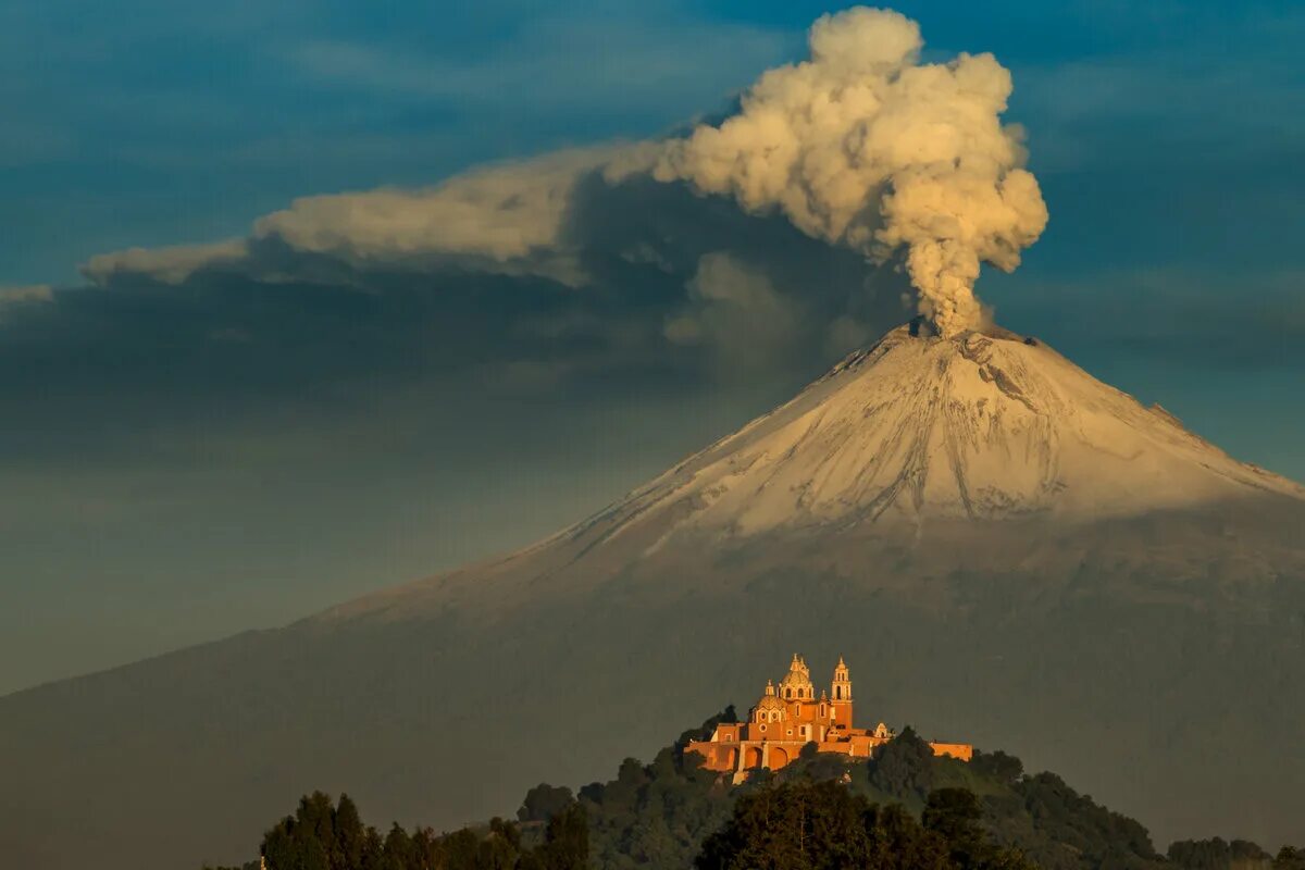Известные вулканы на земле. Мексика вулкан Попокатепетль. Извержение вулкана Попокатепетль в Мексике. Мексика вулкан Орисаба. Мехико извержение вулкана Попокатепетль.