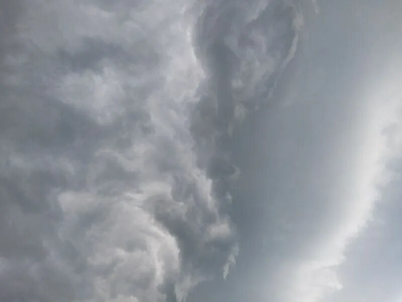 Туча повиснуть. Грозное небо. Грозовые облака. Гигантское облако. Серое небо город.