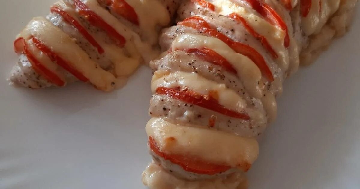 гармошка из куриной грудки с помидорами и сыром. куриная грудка гармошка в духовке. куриная грудка гармошка с помидорами и сыром в духовке. куриная грудка гармошка в духовке. куриное филе гармошка с помидорами и сыром.