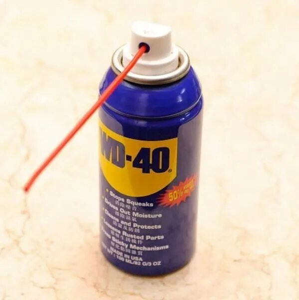 Wd40 скрипа дверей. WD 40 от скрипа. Средство для смазывания дверных петель. Смазка от скрипа дверей. Масло смазать дверь