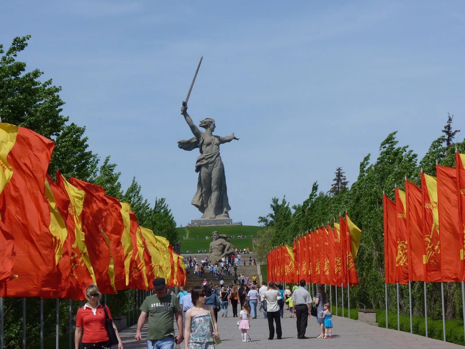 Мамаев Курган Волгоград 9 мая. Волгоград 9 мая. С праздником 9 мая Мамаев Курган. С днем Победы Волгоград. Экскурсии на 9 мая