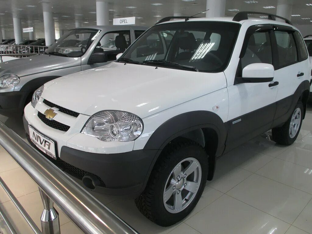 Нива шевроле купить новая в салонах. Нива Шевроле новая 2021. Chevrolet Niva белая. Нива Шевроле 2021 белая.