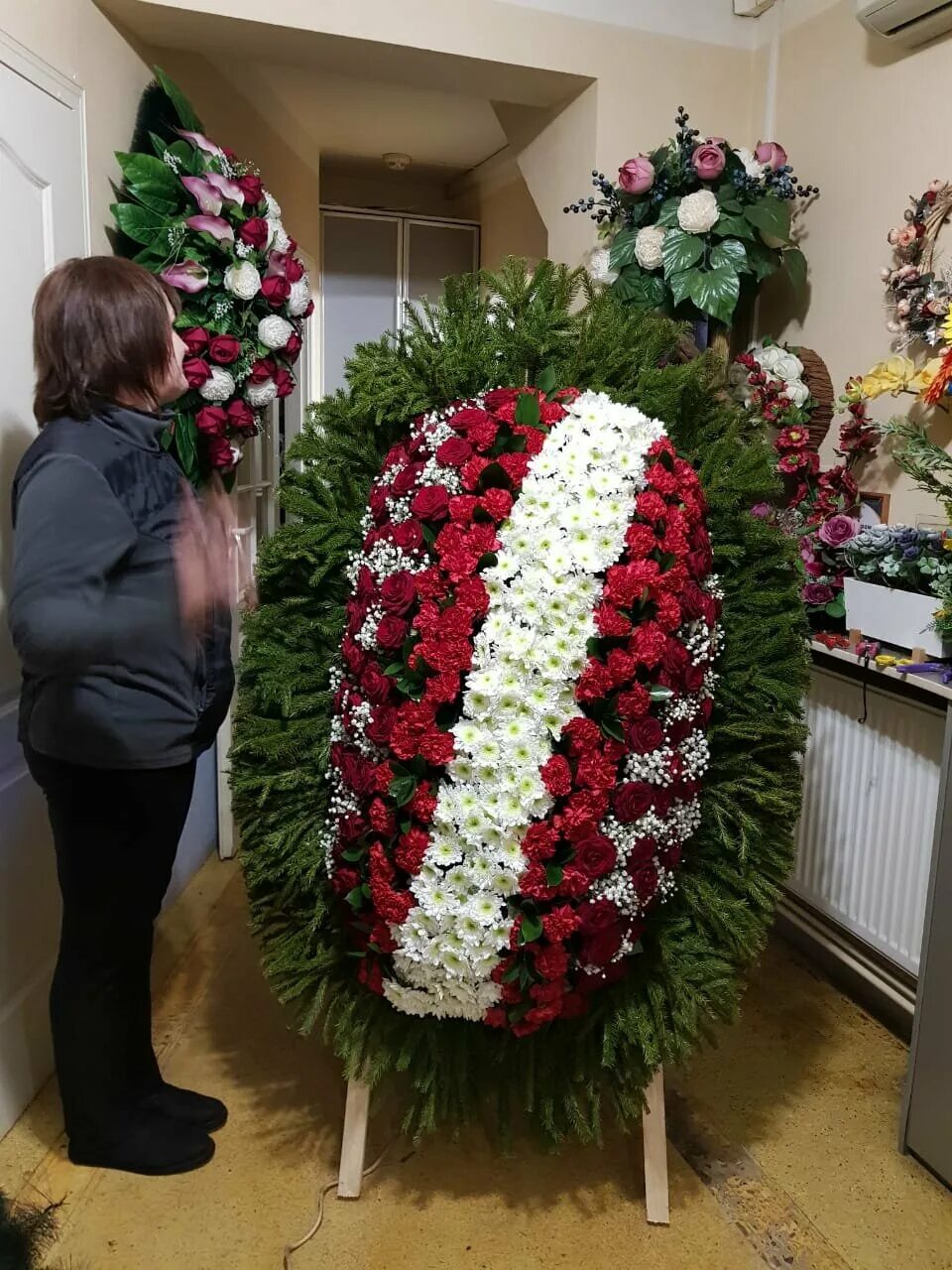 Антуриум венки ритуальные. Венок траурный розы. Венок ритуальный из живых цветов. Венок ритуальный. Венок похоронный живые цветы.