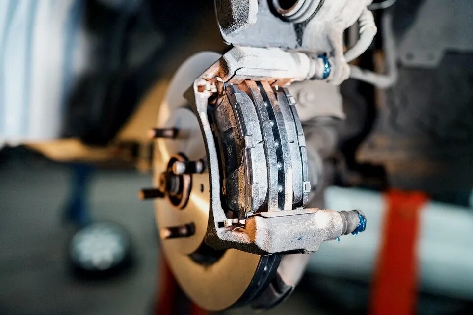 Замена тормозных дисков работ. Ди с тормозами фото. Тех обслуживание тормозной системы. Замена тормозных дисков. Тормозные колодки на машине.