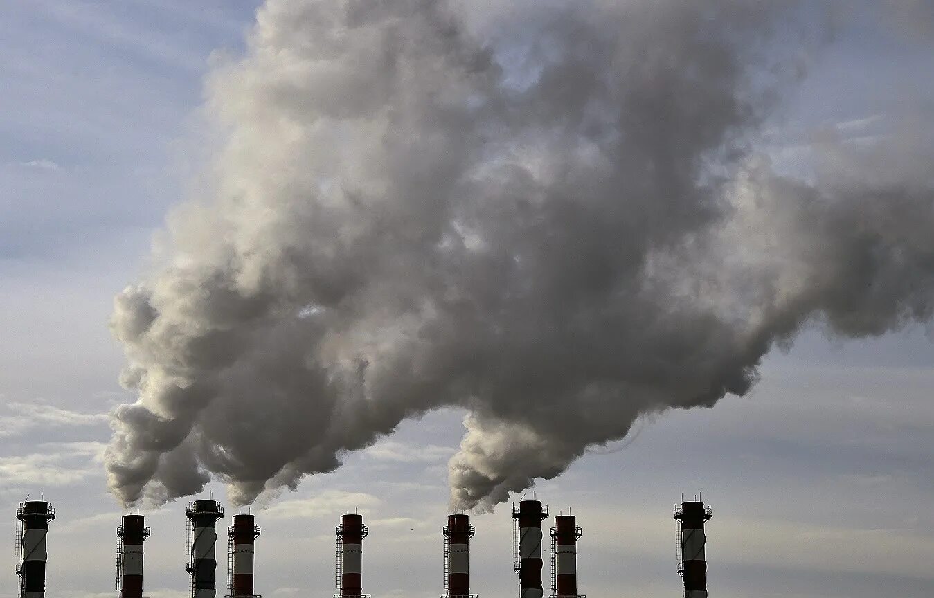 Выброс токсичных веществ. Омск химический завод выбросы. Дзержинск самый грязный город. Загрязнение воздуха. Выбросы вредных веществ.