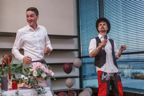 Мальчик ведущий