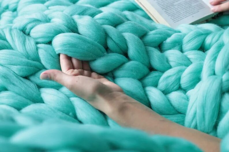 Какая пряжа для вязания пледов. Chunky blanket пряжа. плед крупной вязки. пряжа для вязания руками. толстая пряжа.