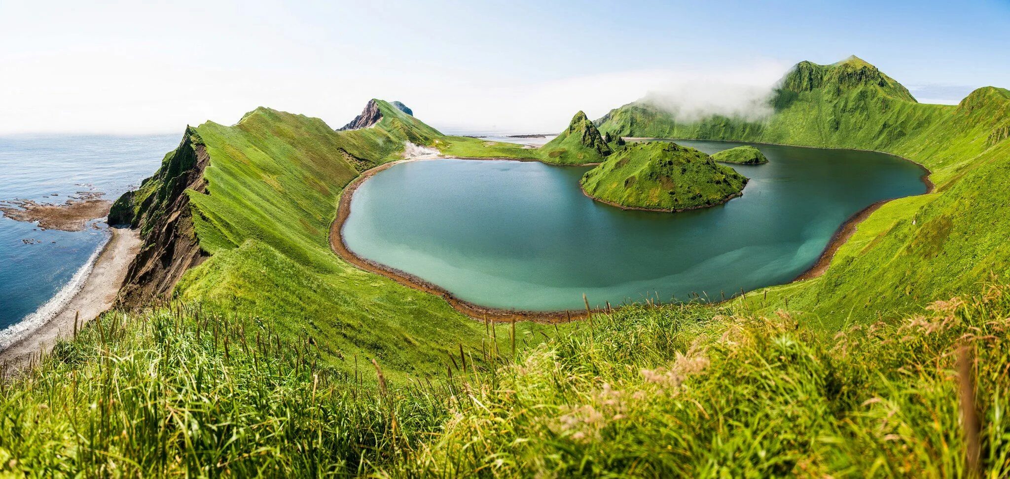 Остров кой. Остров Ушишир Курилы. Бухта Кратерная Курильские острова. Курильские острова архипелаг Ушишир. Изумрудный грот Янкич (Ушишир) Курильские острова.