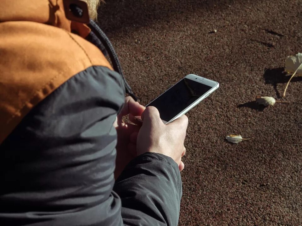 Кража сотового телефона. Сонник потерять телефон. Фото на телефон. Украл сотовый телефон. Мобильный телефон в руке.