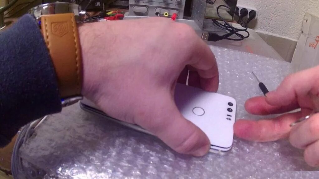 Honor 7a без крышки. Флешка в хонор 10. Хонор 9с вставить симку. Снятие задней крышки хонор. Как открыть крышку хонора.