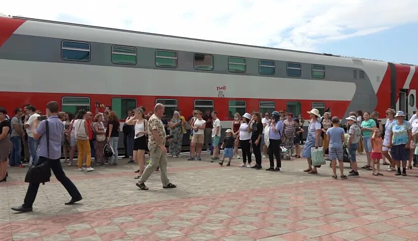 Поезд проезжает 42. Туристический поезд Байкальская сказка. Славгород поезд Байкальская сказка. Байкальская сказка тур на поезде. Поезд Байкальская сказка 2022.