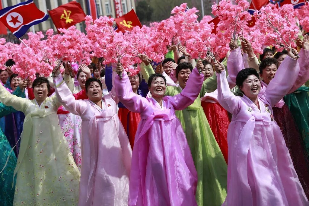 Численность северной кореи на 2023. КНДР. Северная Корея парад цветы. Жители Южной Кореи. Цветы Северной Кореи.