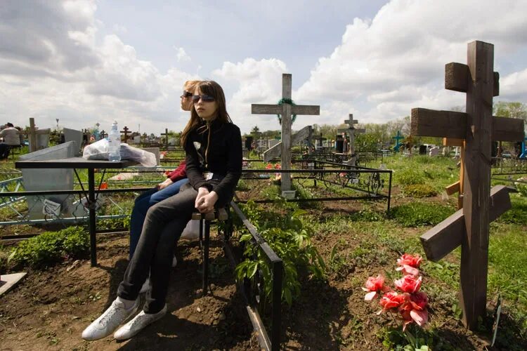 Православная радуница в 2024 году беларуси. Рушник на кресте на кладбище. Рушник кладбище. Радуница Брянская область. Полотенце на кресте на кладбище.