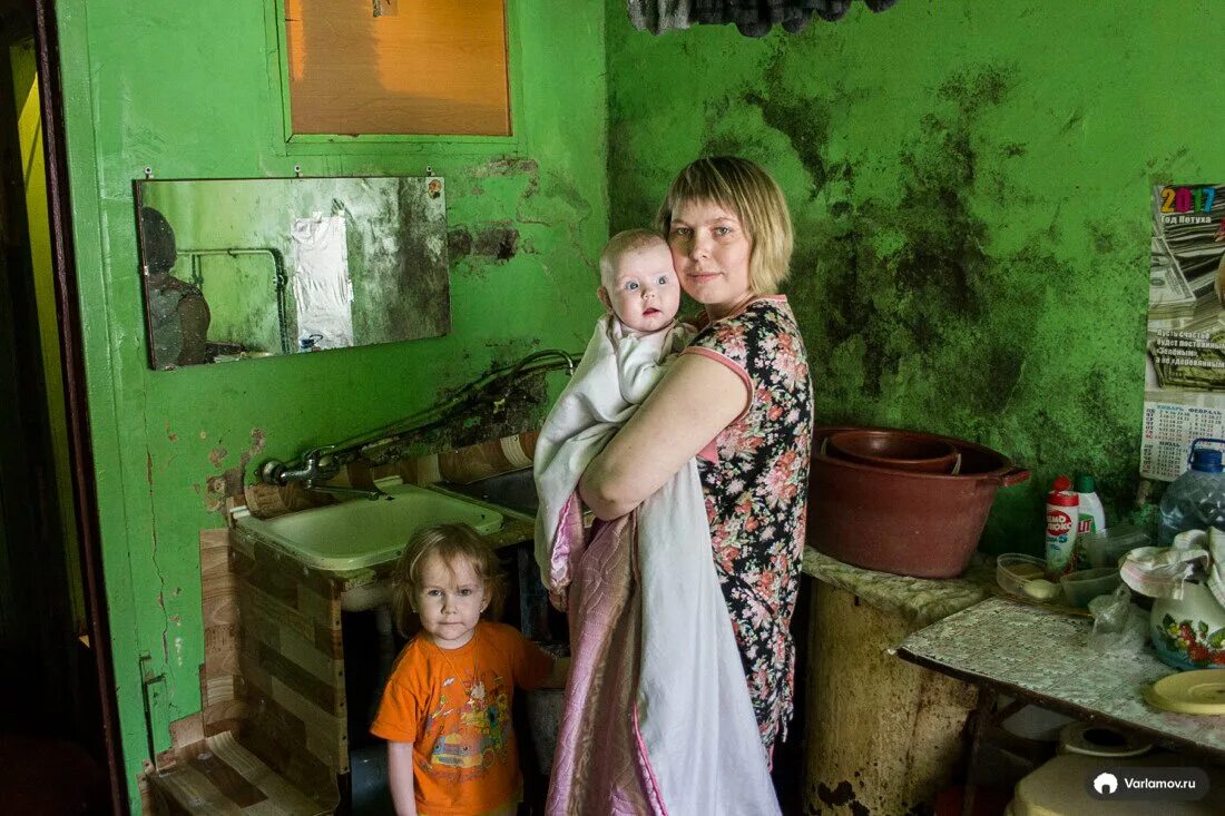 Родилась в бедной семье. Плохие условия жизни. Бедные семьи с детьми. Бедная семья в России.