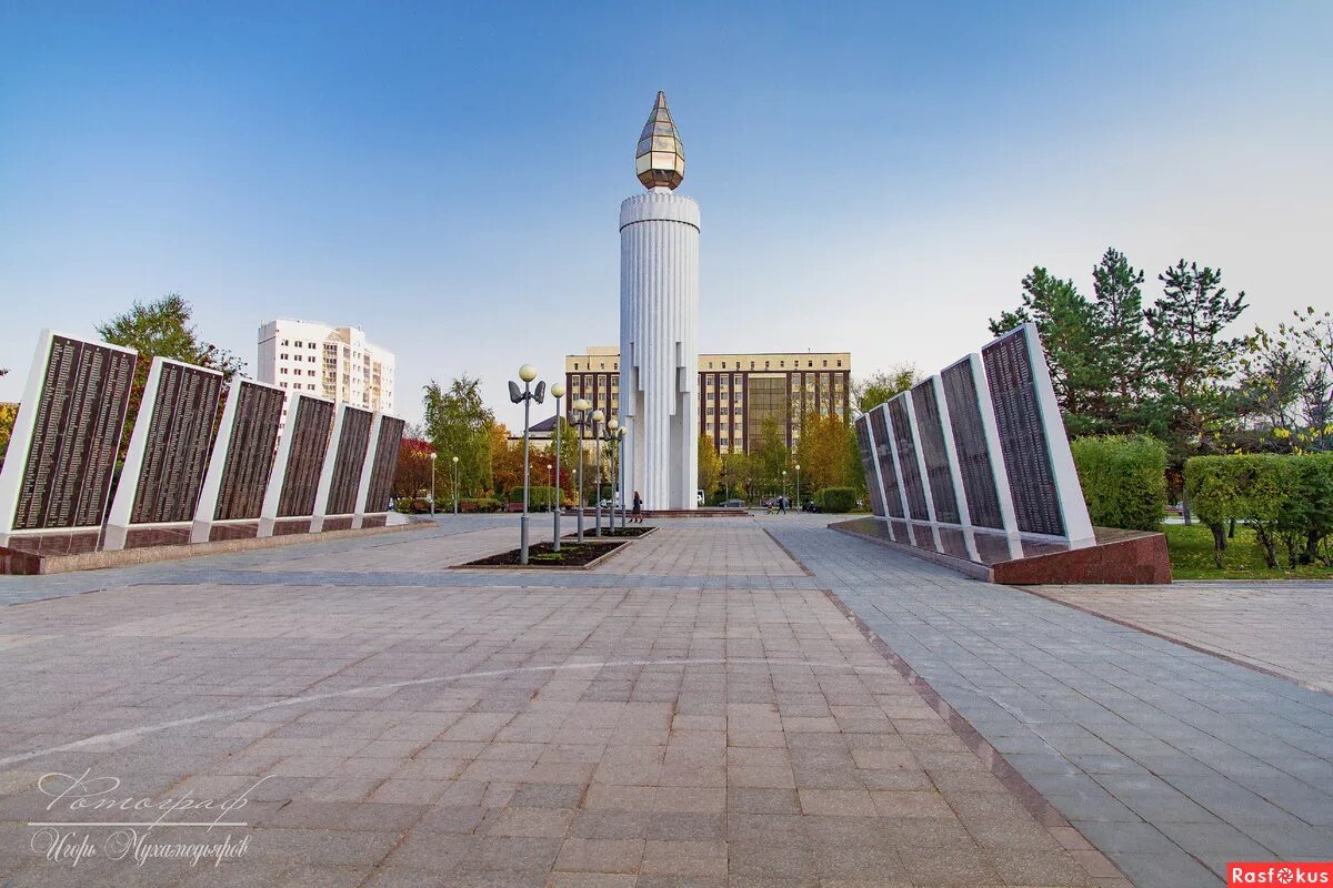 Памятники культуры тюменской области. Мемориал памяти Тюмень. Памятник на площади памяти в Тюмени. Площадь памяти Тюмень. Свечка Тюмень площадь памяти.