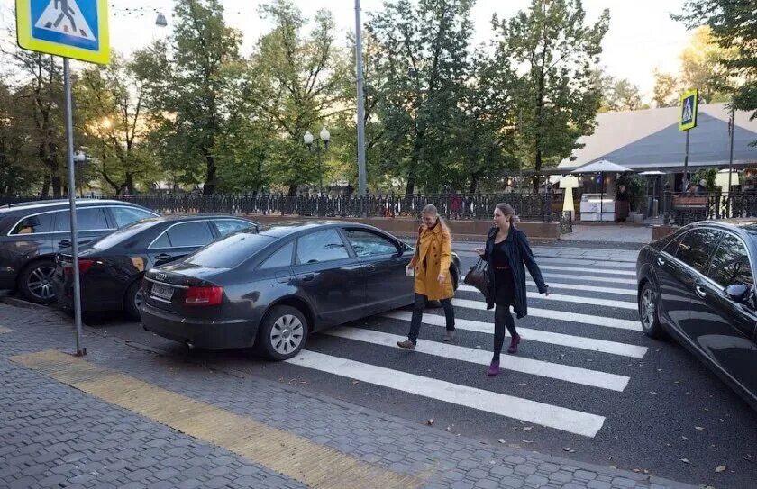 Остановка перед пешеходный за сколько. Парковка у переходног перехода. Машина на пешеходке. Остановка транспортного средства и пешехода. Остановка автомобиля перед пешеходным переходом.