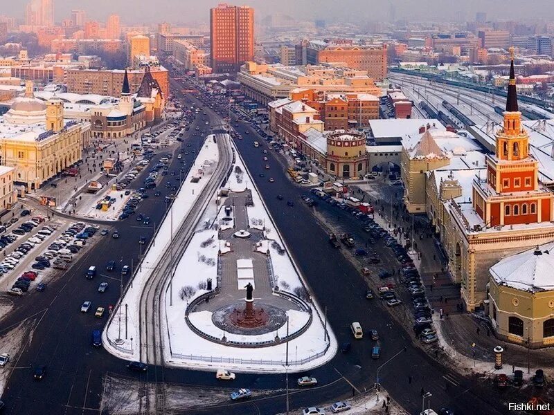 Площадь 3 вокзалов в Москве. Каланчевская площадь в Москве. Три вокзала Казанский Ленинградский Ярославский. Комсомольская площадь Москва Комсомольская площадь Москва. Московские 3 вокзала