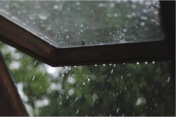 Капель стучит по крышам. Дождь по крыше. Весенний дождь по крыше. Звуки капель дождя по подоконнику. Удары капель дождя об крышу.
