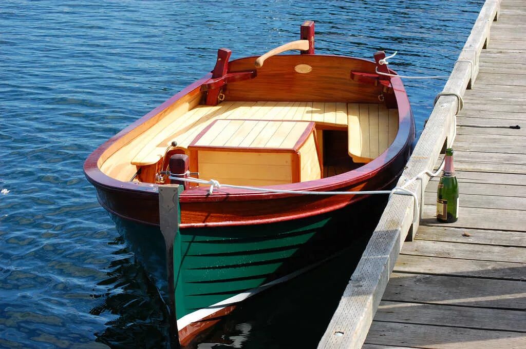 Деревянный катер. Лодка деревянная. Большая деревянная лодка. Лодка шлюпка деревянная. Палуба шлюпки
