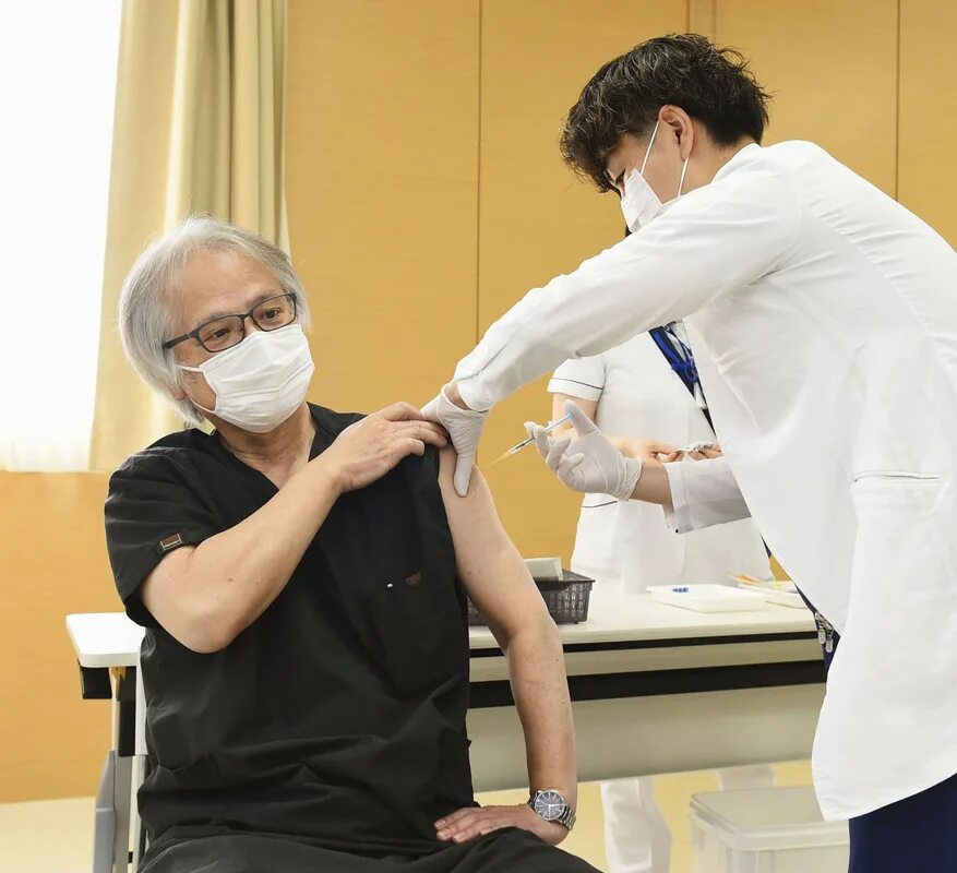 Вакцинирование в Японии. Вакцинация в Японии. Вакцинация в Японии одежда. Мухи в Японии. Вакцины японии