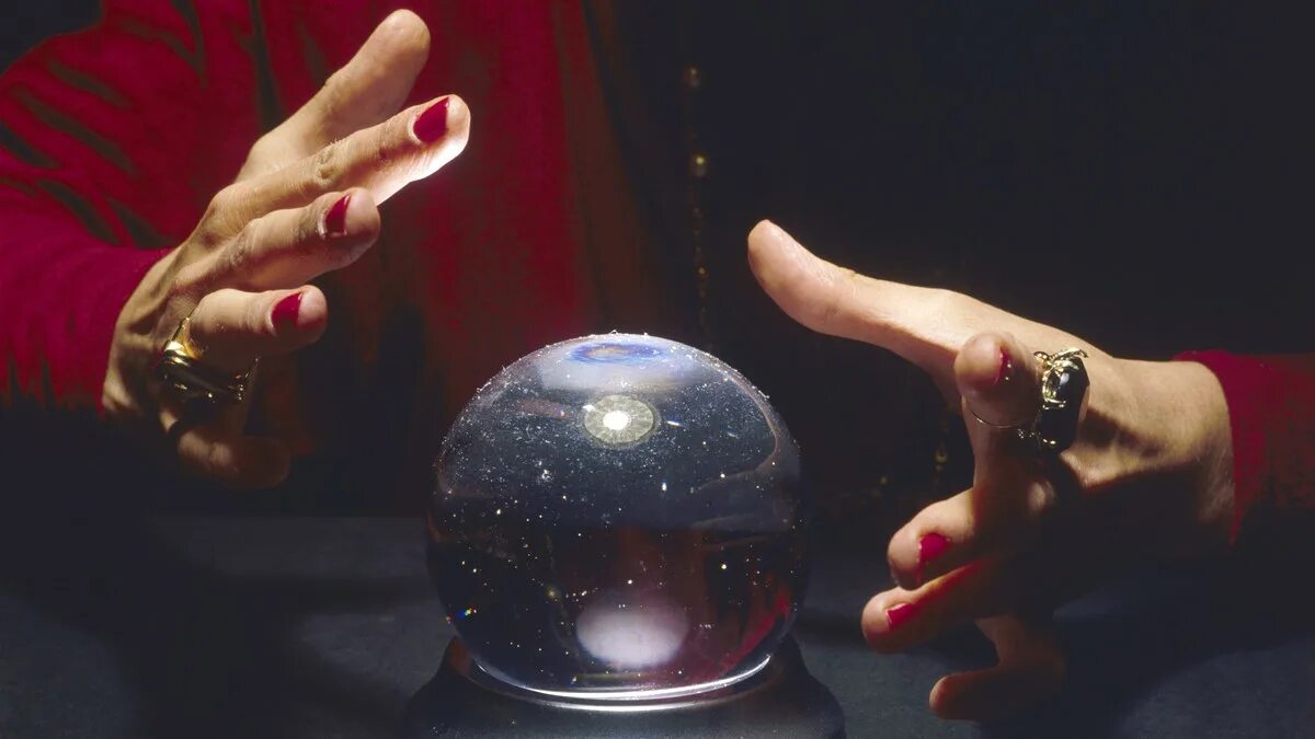 Хрустальный шар в руках. Магический шар предсказаний. Кристалл болл магический. Видение шар. Магический хрустальный шар гадалки.