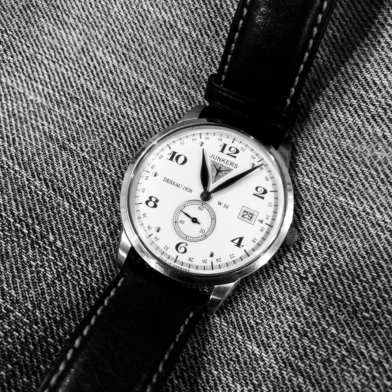 Часовая 38. Часы черно белые. Часы чб фото. Ретро часы Эстетика. Часы черные белые старые.