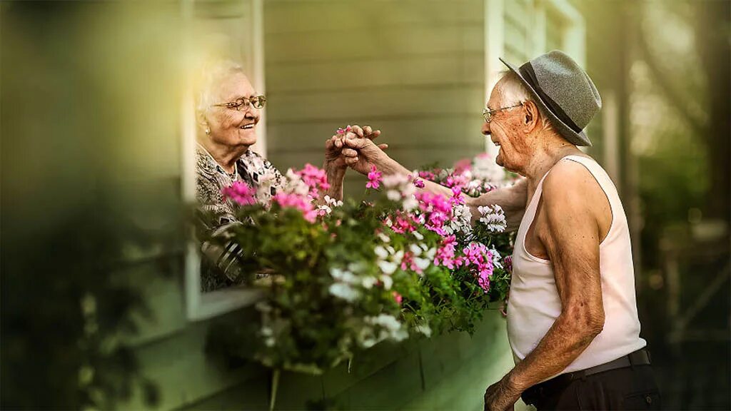 Бабушка и дедушка помолодели. Влюбленные старики. Красивые старики. Любовь в старости. Пенсионеры на даче.