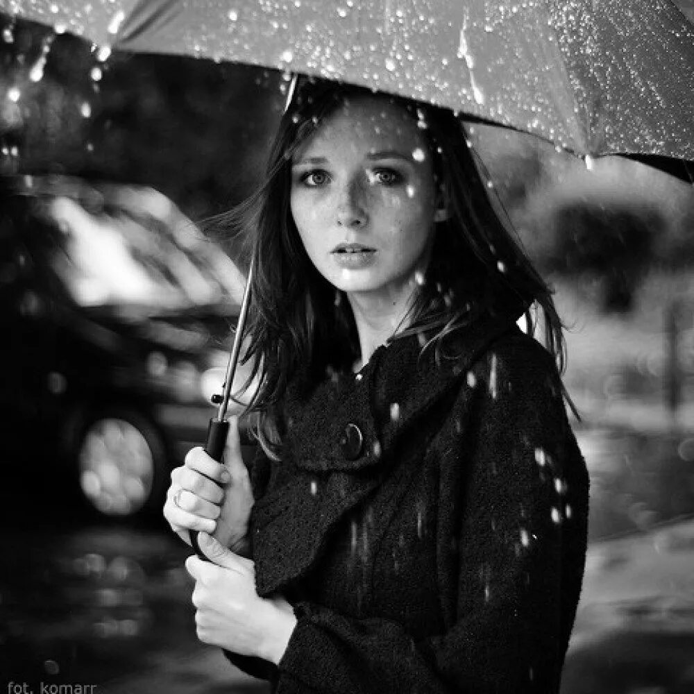 She s in the rain. Девушка под дождем. Девушка дождь. Фотосессия под дождем. Девушка с зонтом.