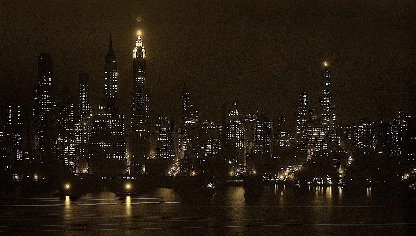Города черном фоне. Нью-Йорк Сити Манхэттен черно белый. Ночной Манхеттен город Нью-Йорк 1940. Ночной Нью-Йорк Манхэттен. Нуарный Нью Йорк.