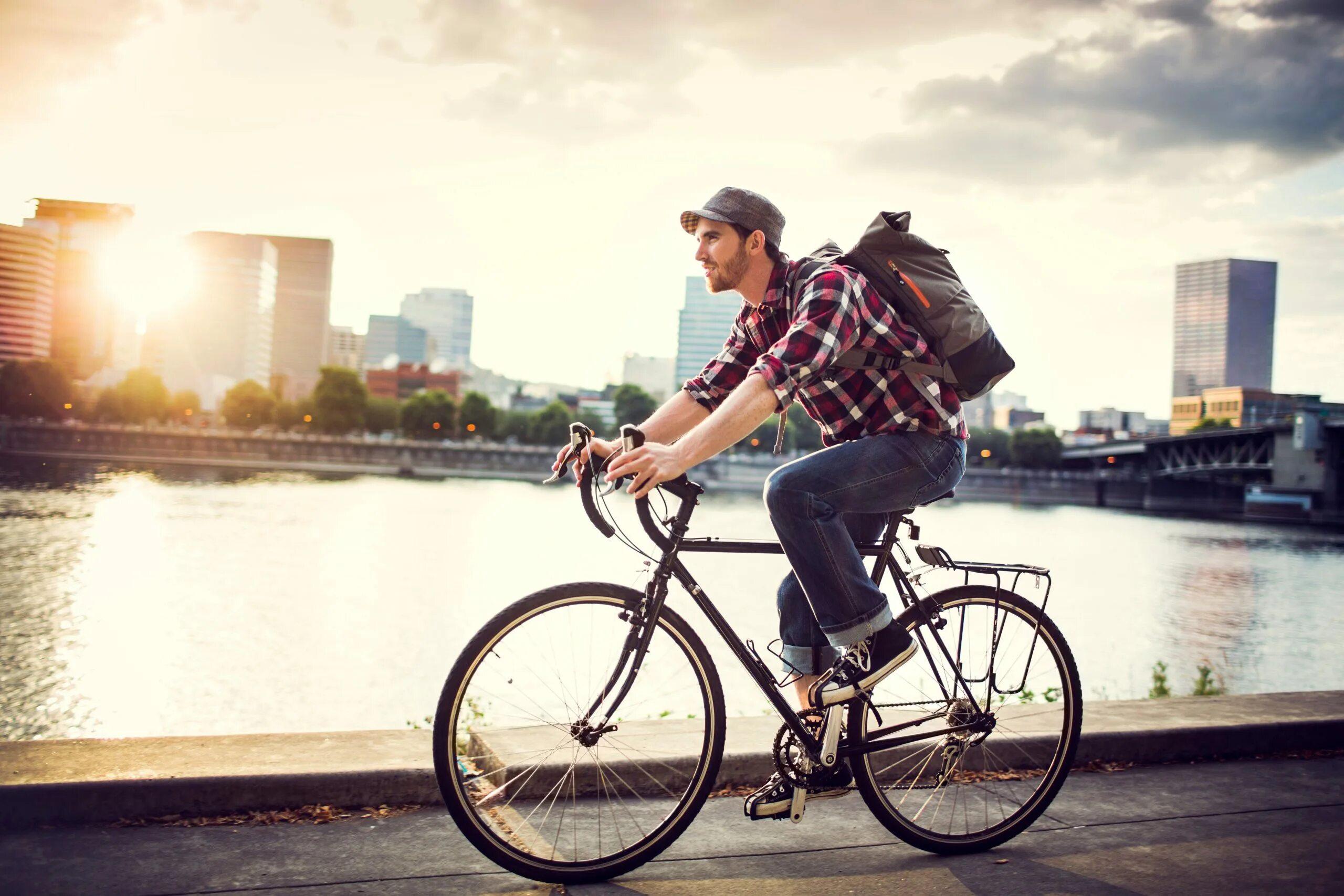 Ride a fly bike. Человек на велосипеде. Парень на Велике. Мужчина на велосипеде. Велосипедист в городе.