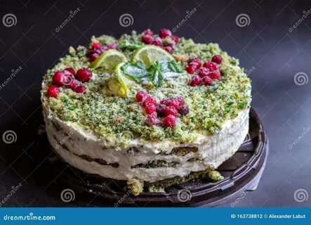 Зеленый торт с шпинатом и красной клюквенной краской на подносе для пластиковых 