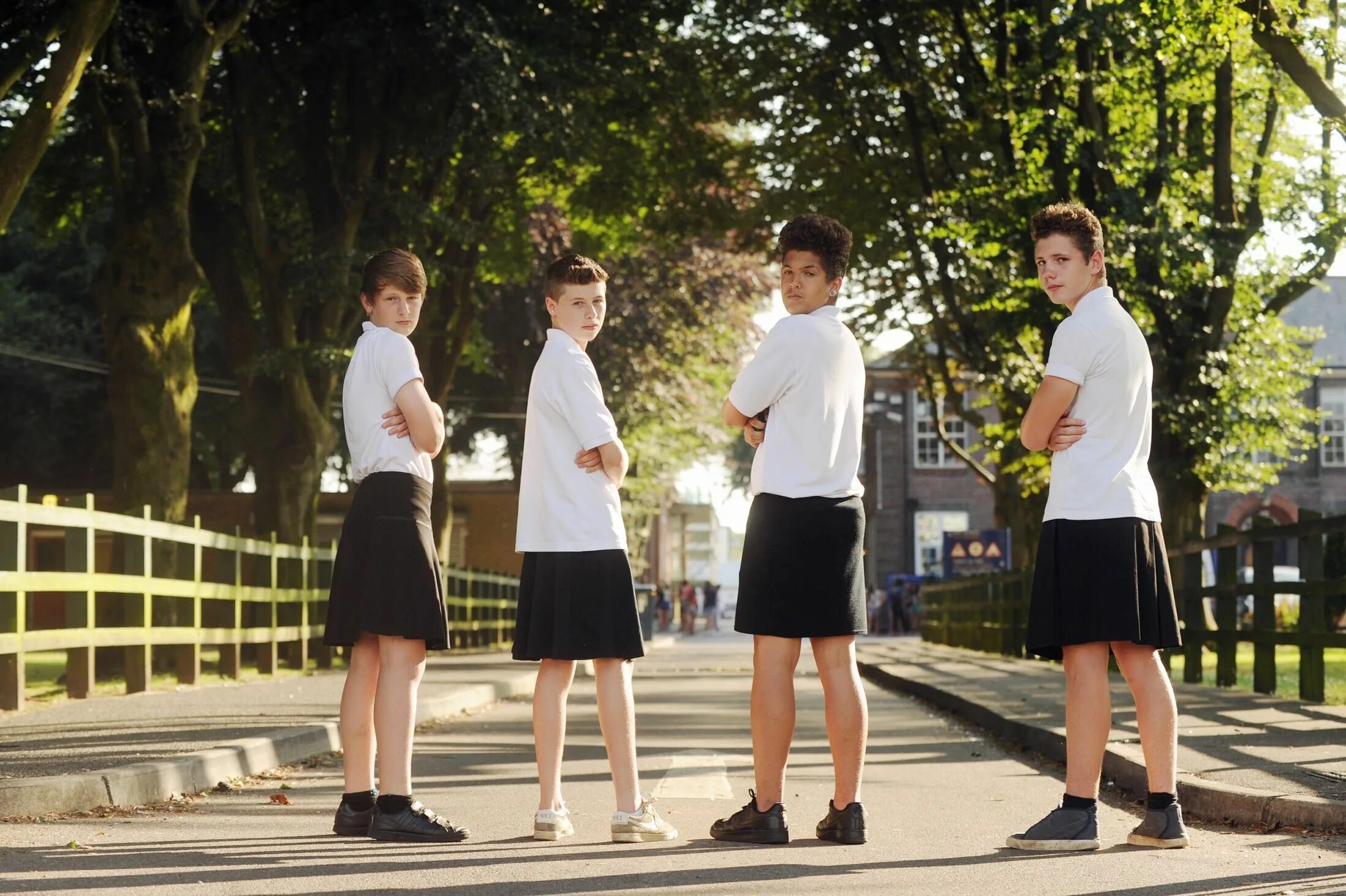 Мальчик в юбке. Школьная форма в новой Зеландии. Школы новой Зеландии Школьная форма. Школьник в юбке. Приходим без формы