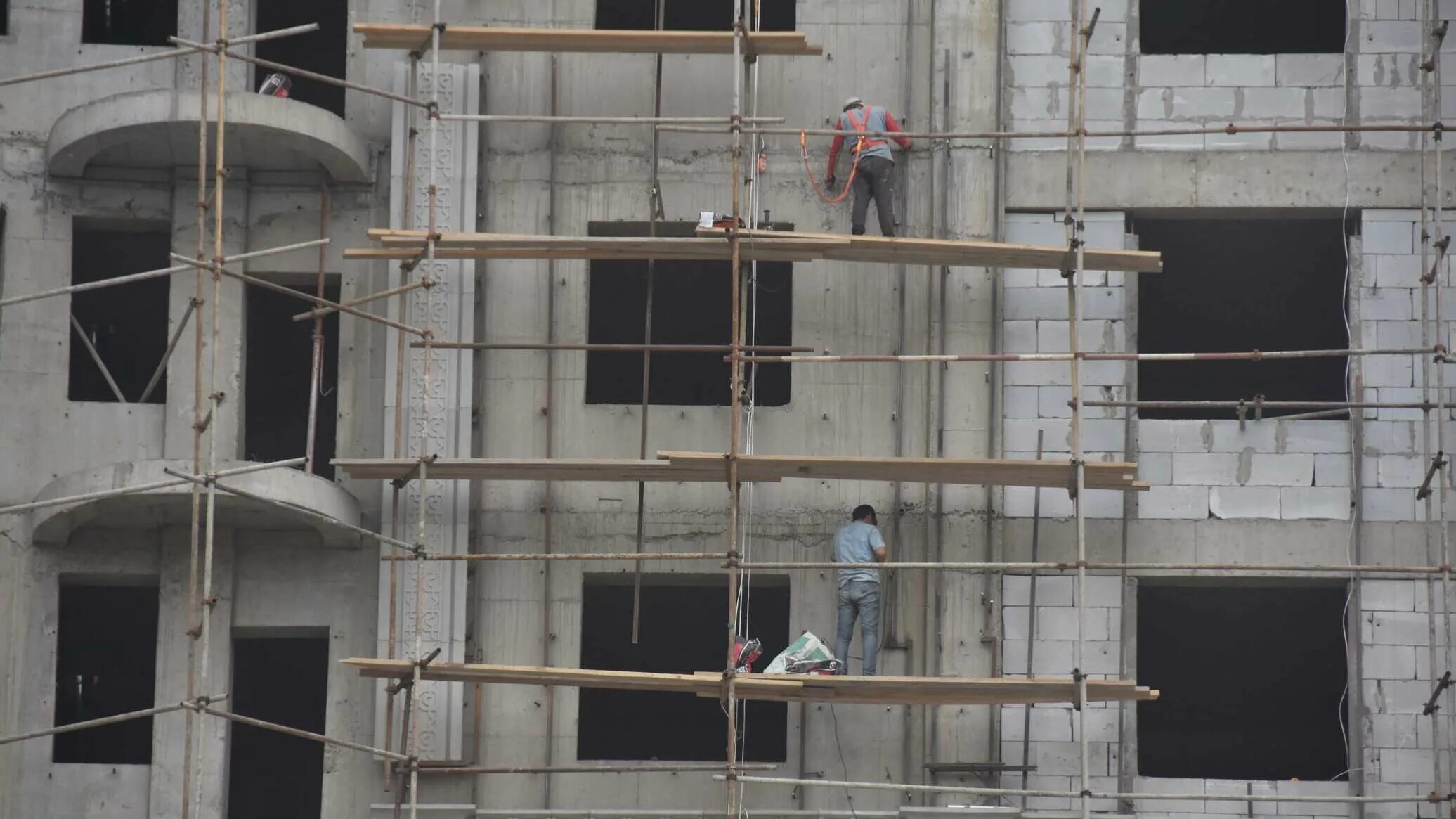 Дом в таджикистане в душанбе. Дом стройка на душанбе. Стройки в душанбе. Строящееся здание. Новостройки в душанбе 2021.