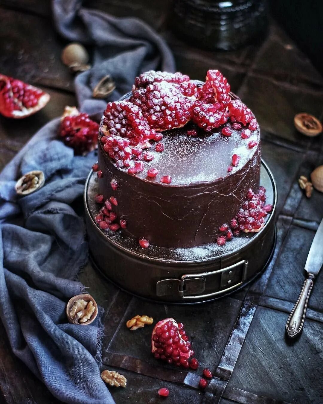 Украшение торта гранатом. Торт с гранатом декор. Торт с гранатом декор. Торт с вишней декор. Торт с гранатом.