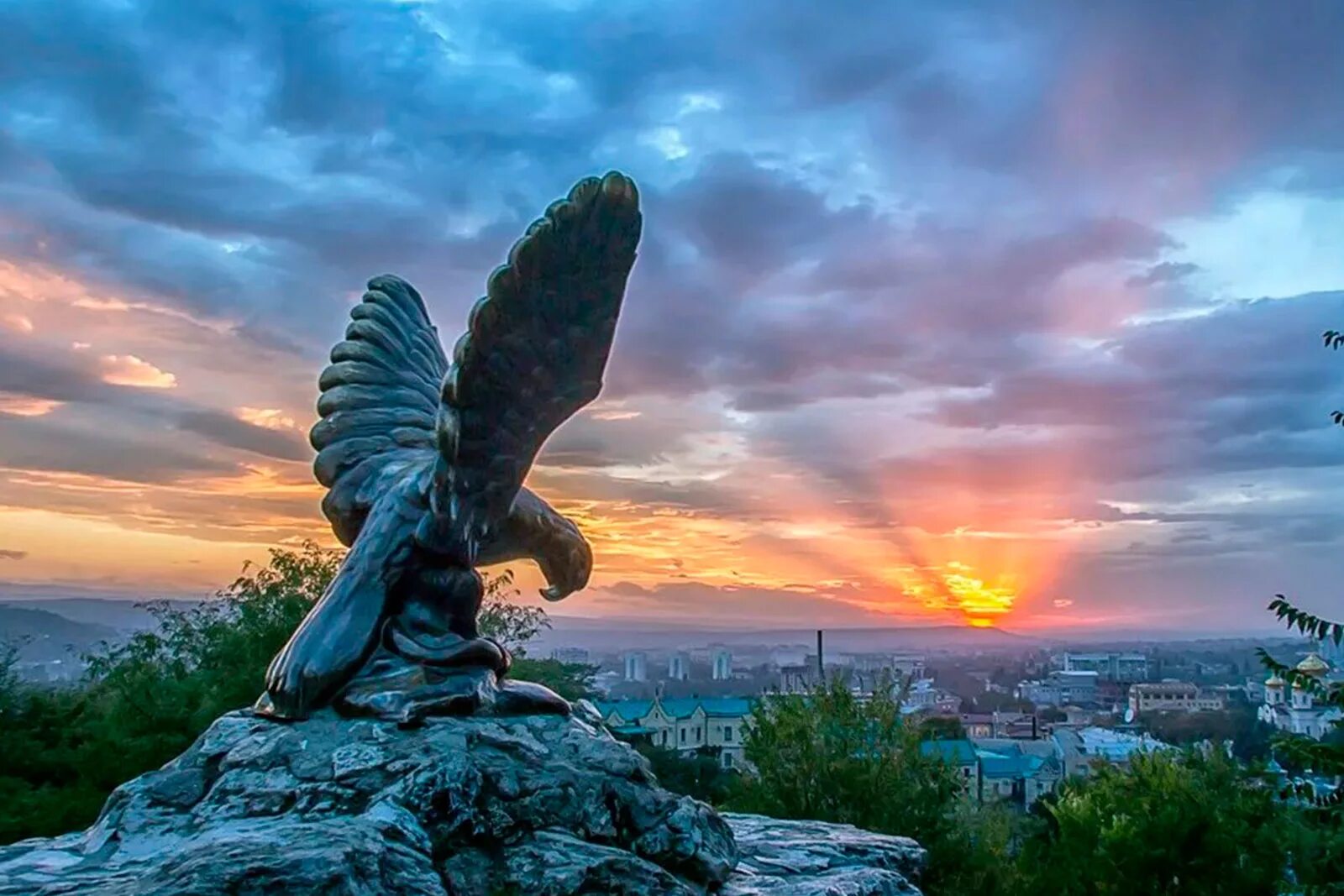 Кавказские минеральные воды надпись. Гора машук в пятигорске. Пятигорск гора машук орел. Кавказские минеральные воды кэшбэк. Кмв тур.
