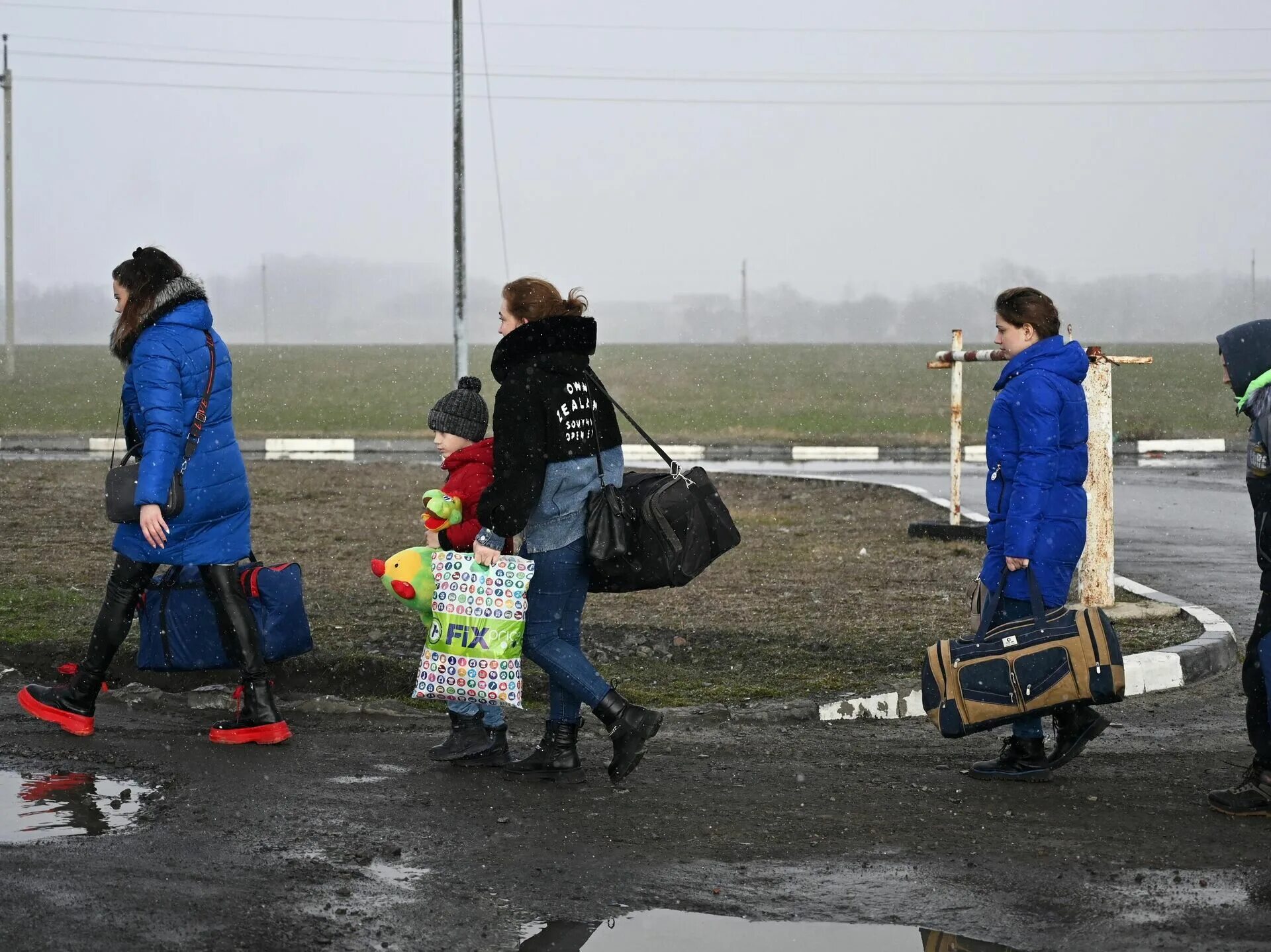 Беженцы с Украины. Беженцы из Украины в Россию. Русские беженцы. Эвакуация. Украинские риа новости