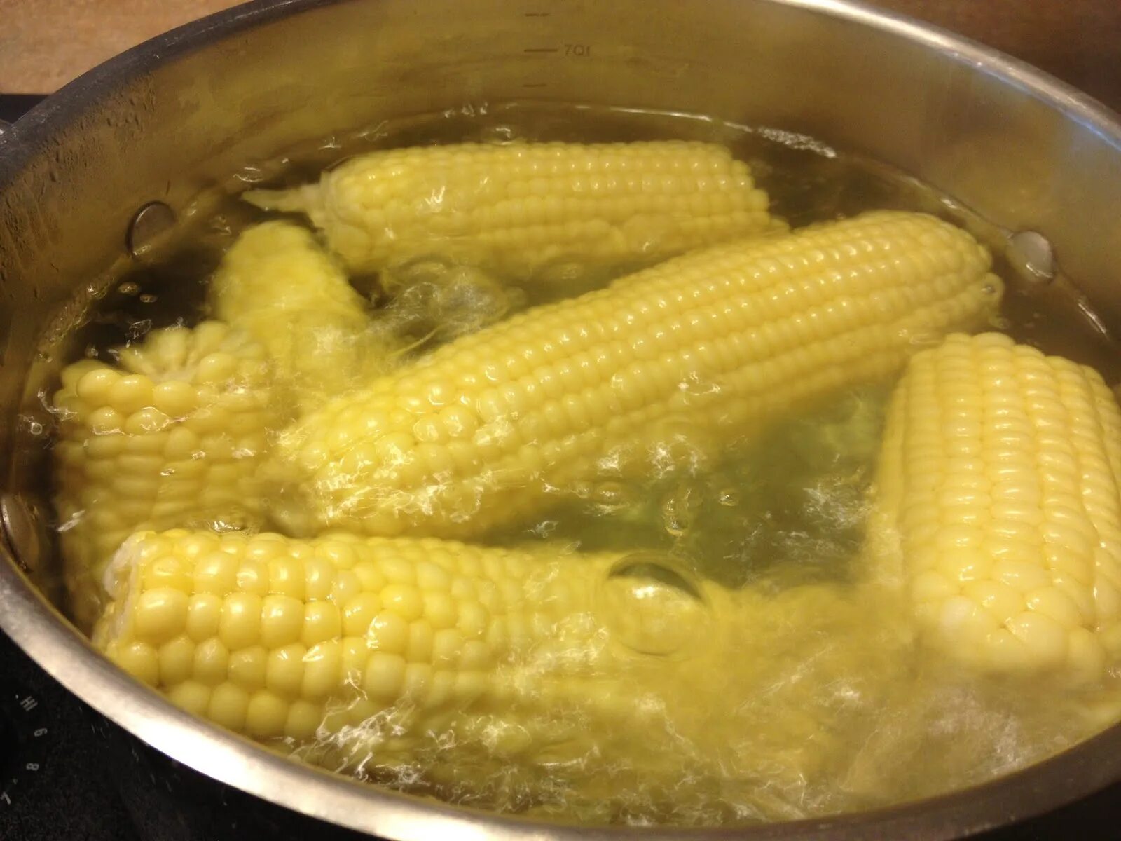 Сколько варить початок. Кукуруза в кастрюле. Вареная кукуруза. Кукуруза молодая. Вареная кукуруза в кастрюле.