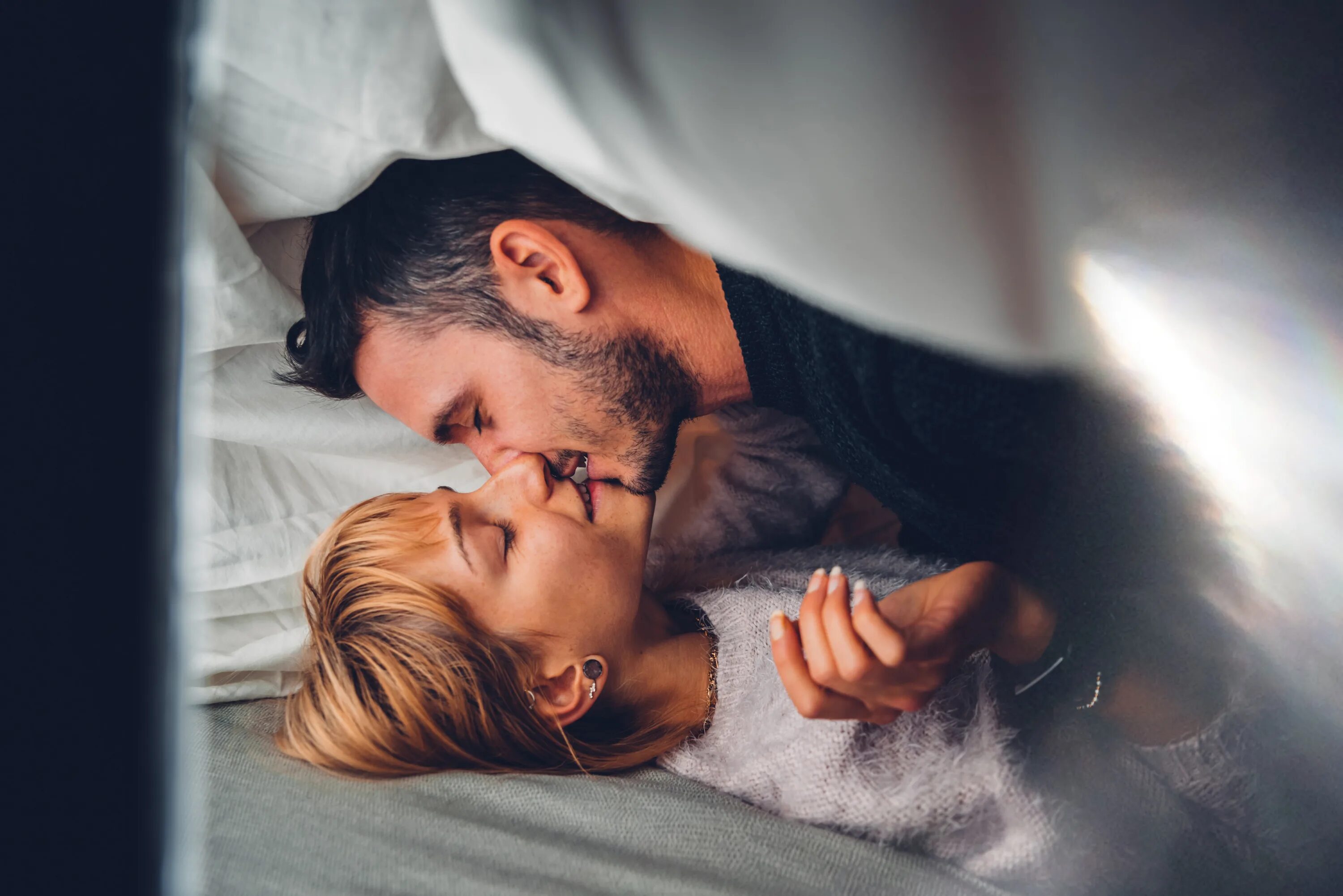 Поцелуй втроем. Endings, beginnings фильм 2019. Любовь на троих / endings, beginnings (2019). Endings, beginnings 2019. Любовь на троих 2019 шейлин вудли.