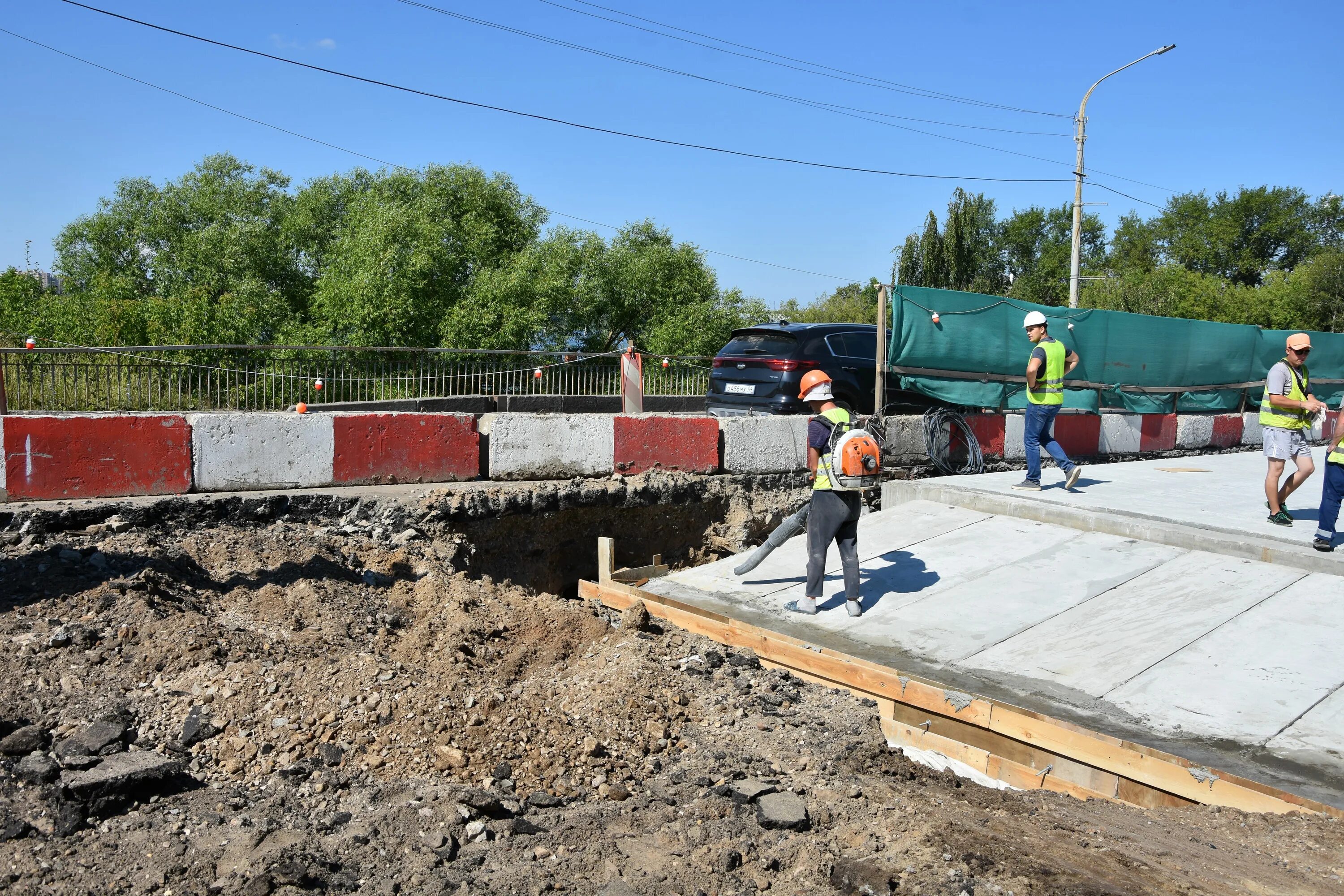 Мост через реку. Мост через белый ильмень астраханская область. Подрядчики мосты. Стройплощадка моста. Крымский мост стройка.