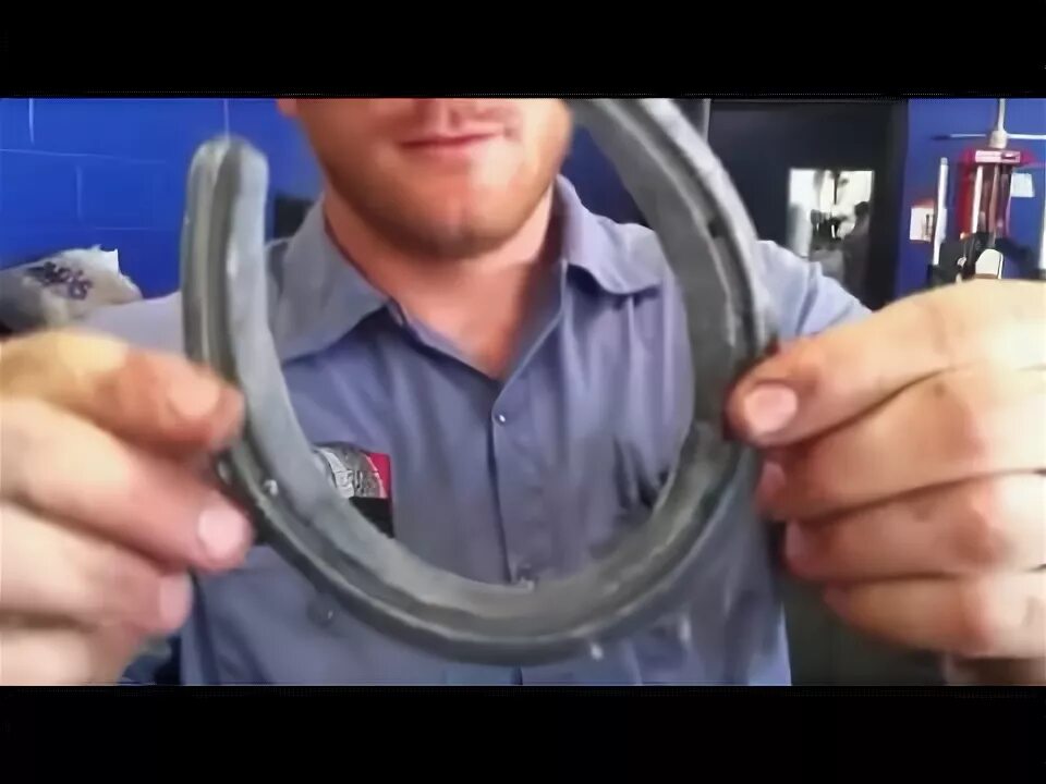 Подкову гну. Сгибание подковы. согнуть подкову.