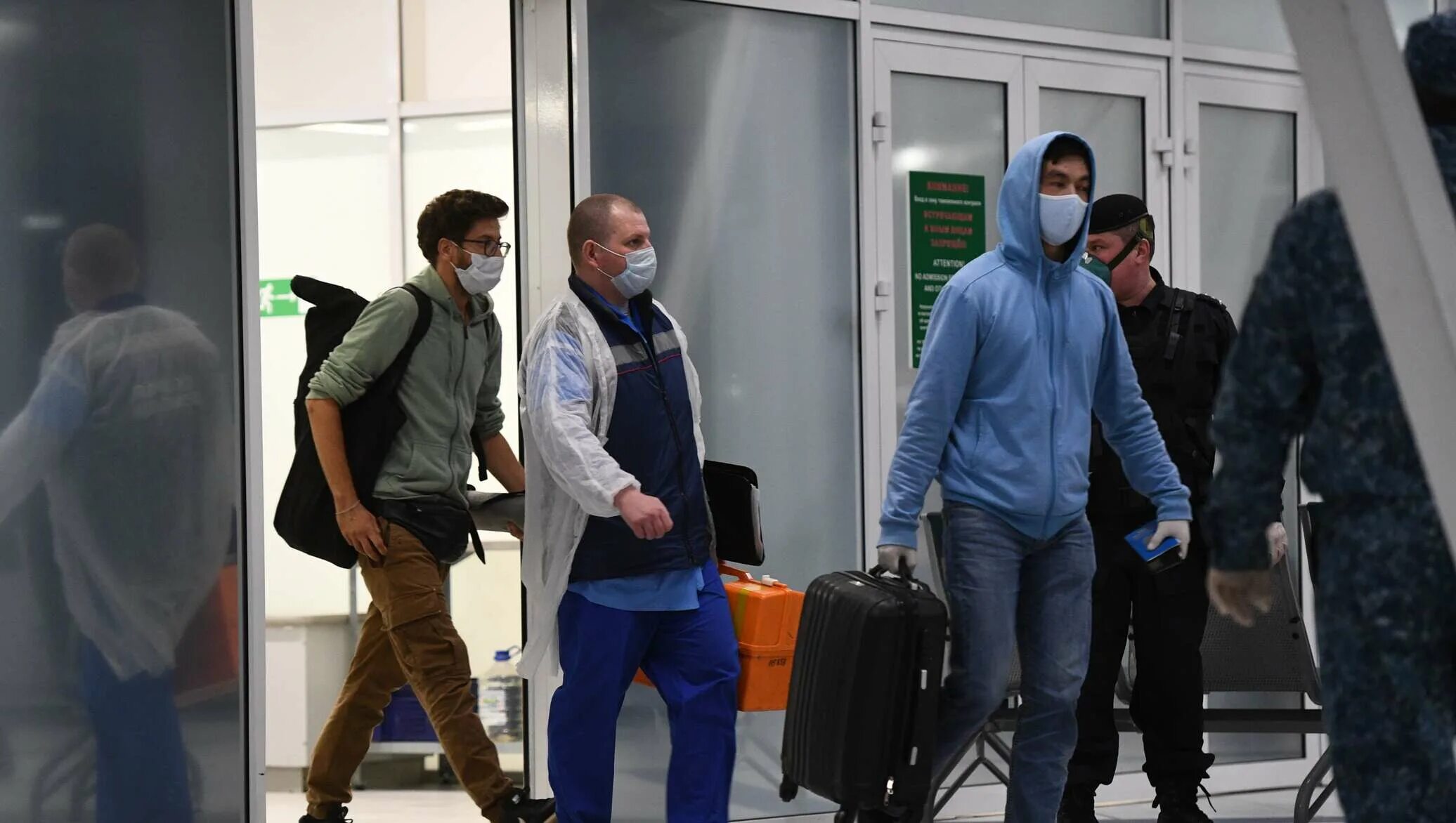 Приезжающие из заграницы. Мигранты в аэропорту. Таджики в аэропорту. Россияне в аэропорту. Иностранцы в аэропорту.