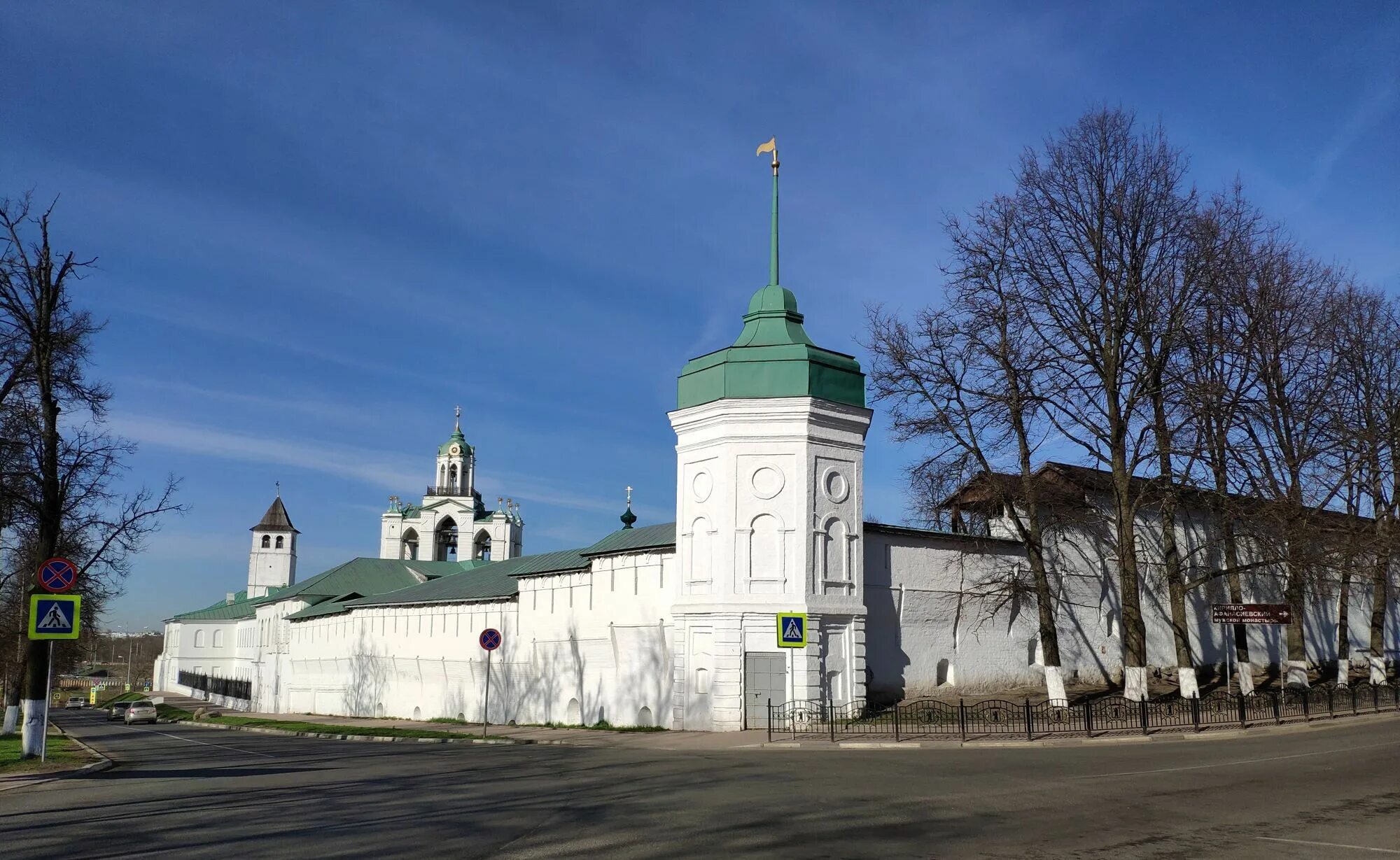 Мужской монастырь ярославль. Ярославский Спасо-Преображенский монастырь. Спасо-Преображенский мужской монастырь Ярославль. Ярославль монастырь заповедник. Спасо-Преображенский собор Судиславль.