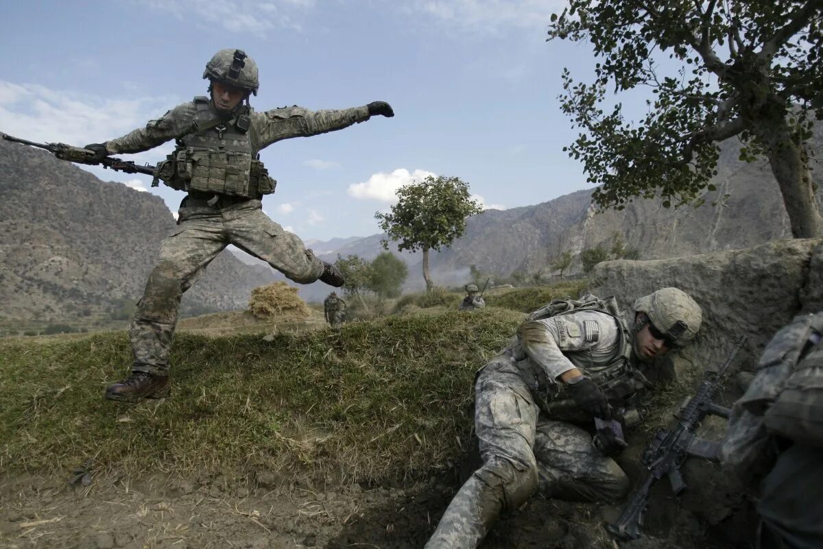 Получена в бою. Афганская война Арма 3. Солдат в Афгане Arma 3. Солдат бежит.