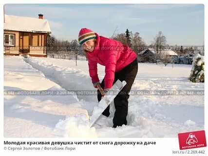Ребята расчищали от снега дорожки