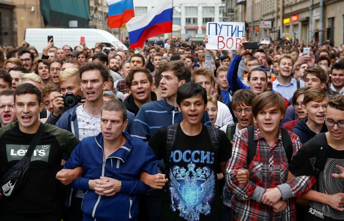 Толпа митингующих. Молодежь на митинге. Толпа митинг. Молодежные протесты. Общество против власти