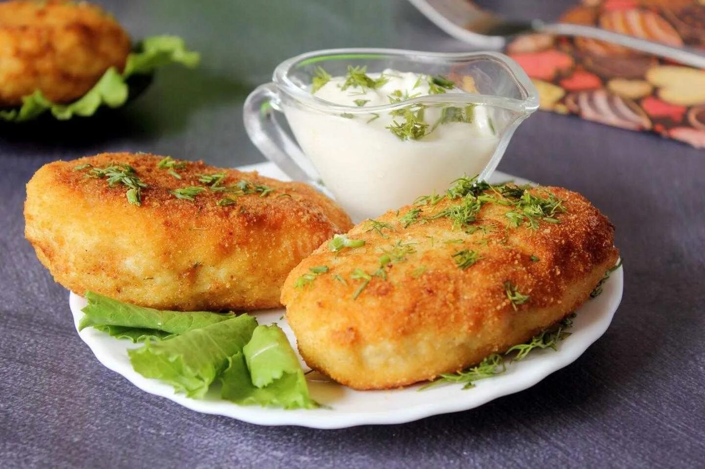Рыбные котлеты картофель. Рыбные котлеты картофель. Пожарская котлета с пюрешкой. Пюре с котлетой. Рыбные котлеты картофель.